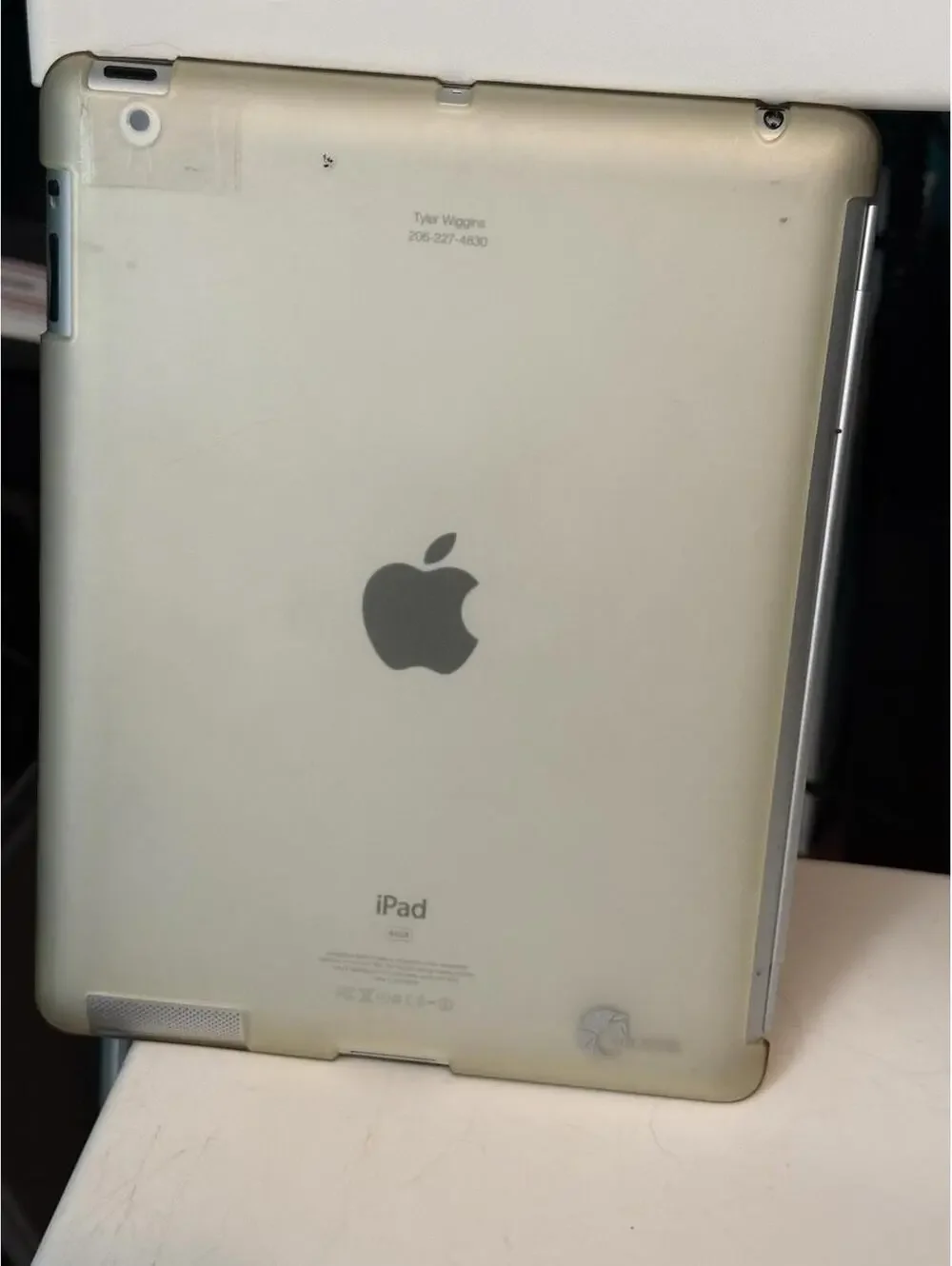 Apple iPad 2 (A1395) Bundle With Case , Works Great ( Read Description)